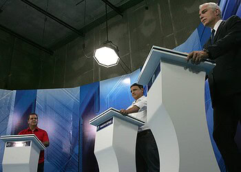 Mediador e os dois candidatos postados para o debate