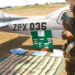 Soldado posa ao lado de aeronave e dos entorpecentes: brasileiro está entre presos