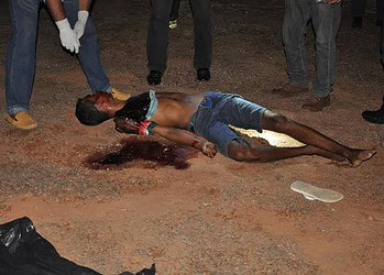 Vítima tentou fugir, mas foi encurralada pelos criminosos em um estacionamento