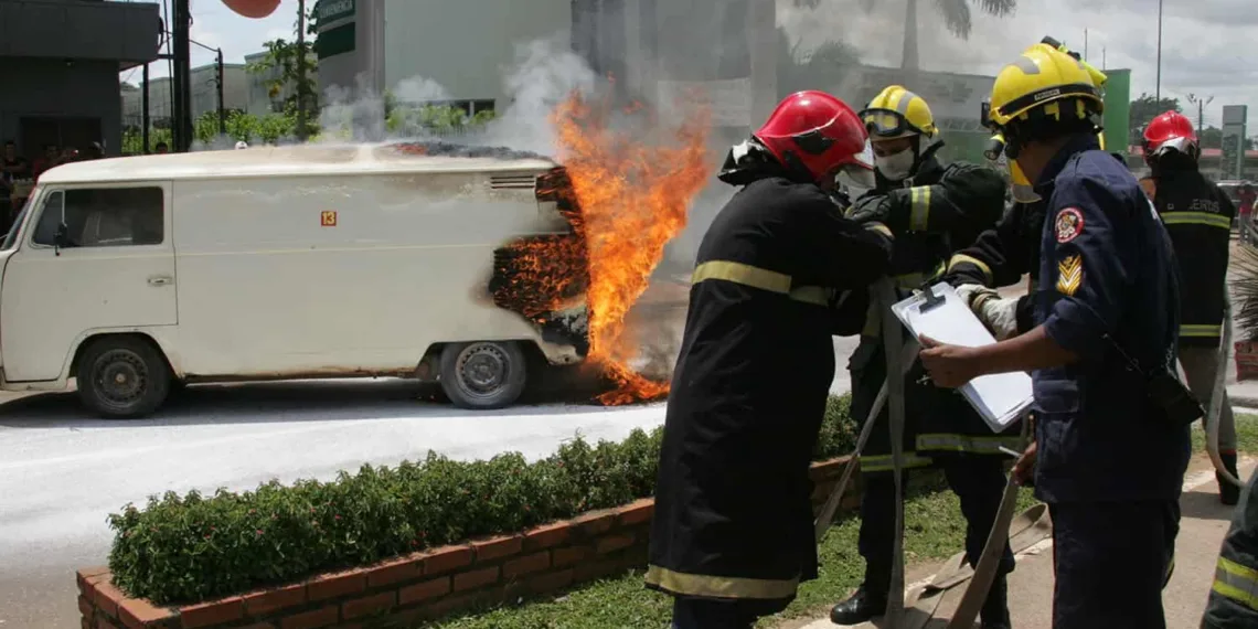 Carro incendeia ao abastecer em posto de combustível no Segundo Distrito
