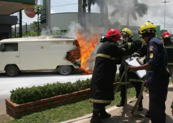 Carro incendeia ao abastecer em posto de combustível no Segundo Distrito