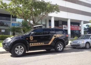 Carro da PF em frente a escritório da empresa ontem