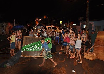 Moradores do bairro Vitória fecham rua Joaquim Macedo em protesto