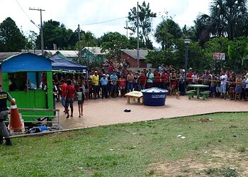 Populares observam corpo de rapaz assassinado