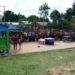 Populares observam corpo de rapaz assassinado