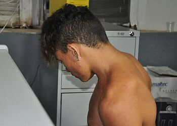 Artur 
Rodrigues estava armado com uma faca quando foi preso