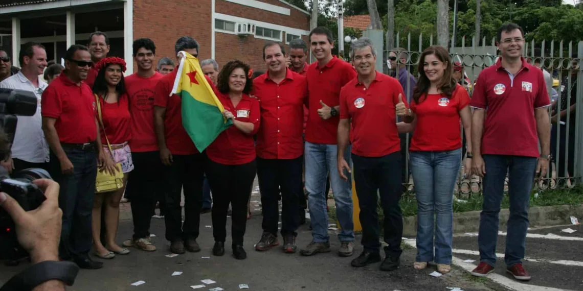 Após 1h40 na fila Tião Viana vota na Ufac