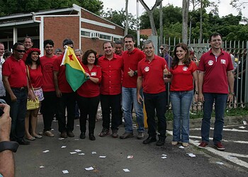 Após 1h40 na fila Tião Viana vota na Ufac