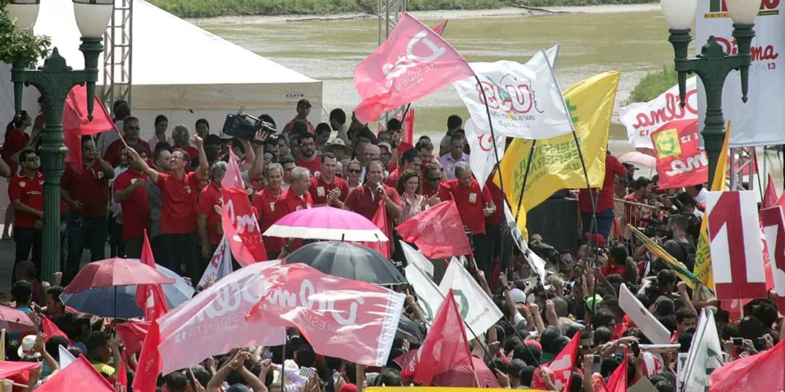 Lula chega ao Acre e é recepcionado por militância no aeroporto Plácido de Castro