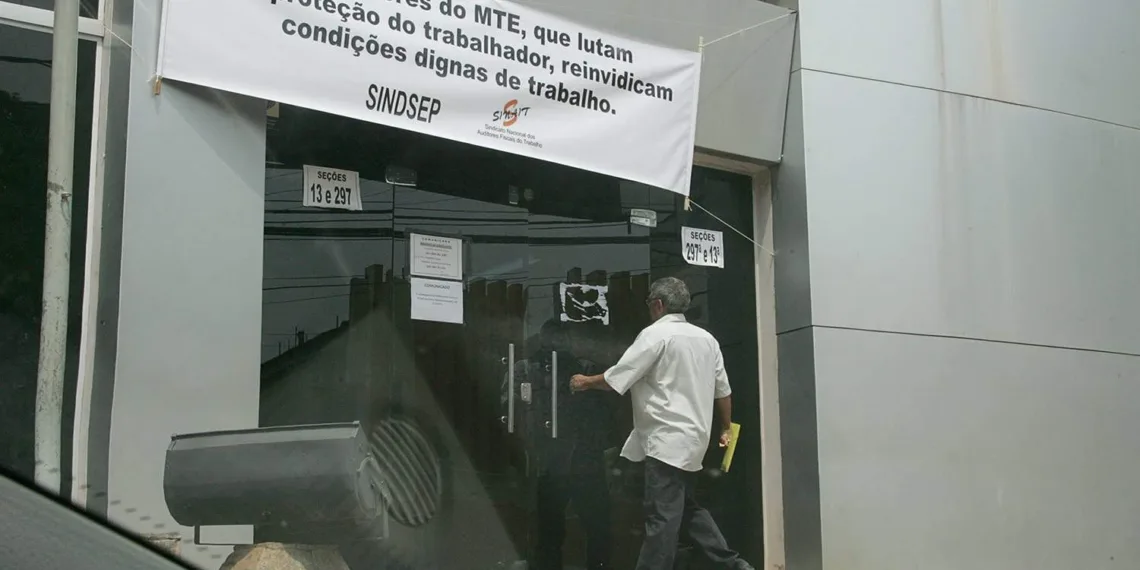 Servidores federais realizam manifestação para reivindicar por melhores condições de trabalho