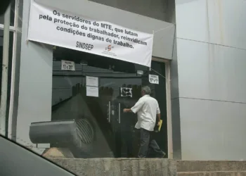 Servidores federais realizam manifestação para reivindicar por melhores condições de trabalho