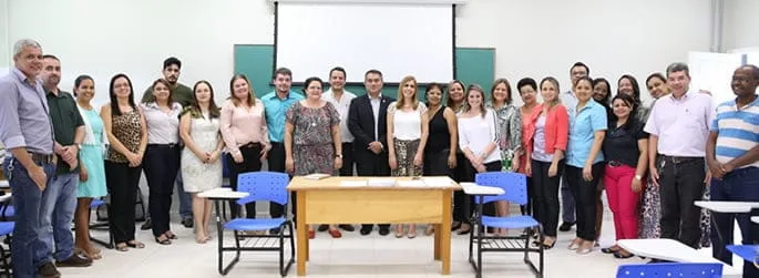 Alunos do curso posam para a foto com o reitor, Minoru Kinpara, ao centro