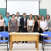Alunos do curso posam para a foto com o reitor, Minoru Kinpara, ao centro