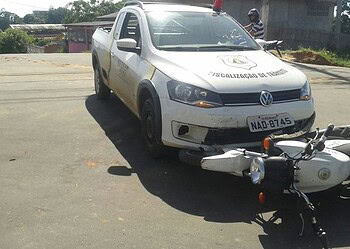 Motociclista teria invadido a contramão, causando o choque com carro da Ciretran