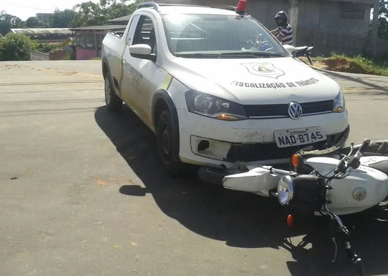 Motociclista teria invadido a contramão, causando o choque com carro da Ciretran