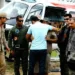 Sobrevivente abraça o filho diante de homens do esquadrão aéreo da PM
