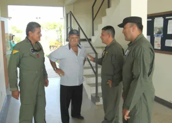 Jonas Guilherme com parte da equipe do Centro de Operações Aéreas: gesto de gratidão