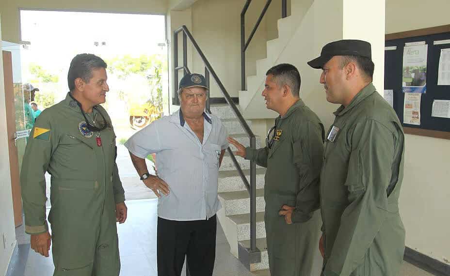Jonas Guilherme com parte da equipe do Centro de Operações Aéreas: gesto de gratidão