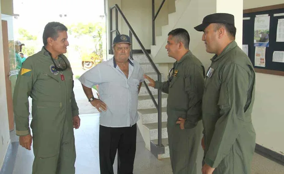 Jonas Guilherme com parte da equipe do Centro de Operações Aéreas: gesto de gratidão