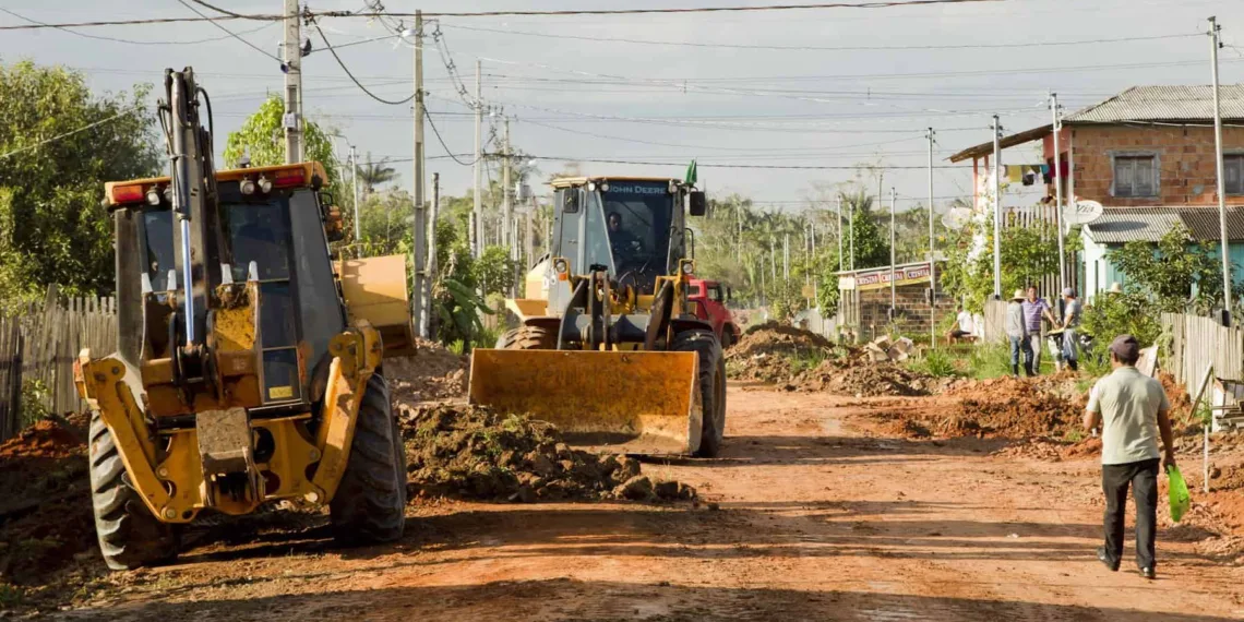 Retroescavadeiras e pá-carregadeira em obras ontem