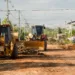 Retroescavadeiras e pá-carregadeira em obras ontem