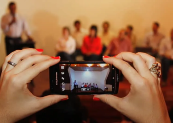 Tribunal Superior Eleitoral alerta que selfie do voto está proibido