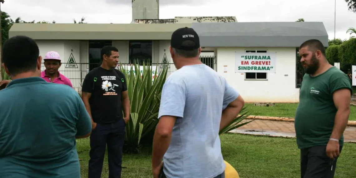 Servidores em momento de manifestação ontem