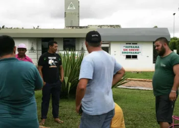 Servidores em momento de manifestação ontem