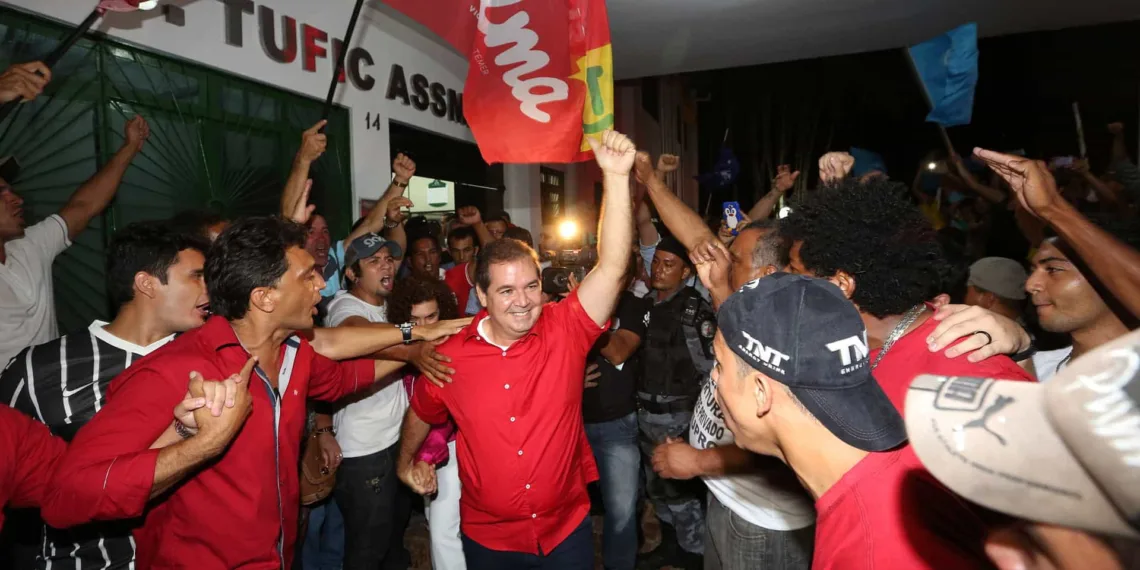 Candidato em celebração com cabos eleitorais após debate