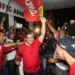 Candidato em celebração com cabos eleitorais após debate