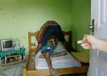 Jovem de 27 anos é amparado por familiar após ficar tetraplégico em acidente; ele precisa de fisioterapia