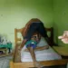 Jovem de 27 anos é amparado por familiar após ficar tetraplégico em acidente; ele precisa de fisioterapia