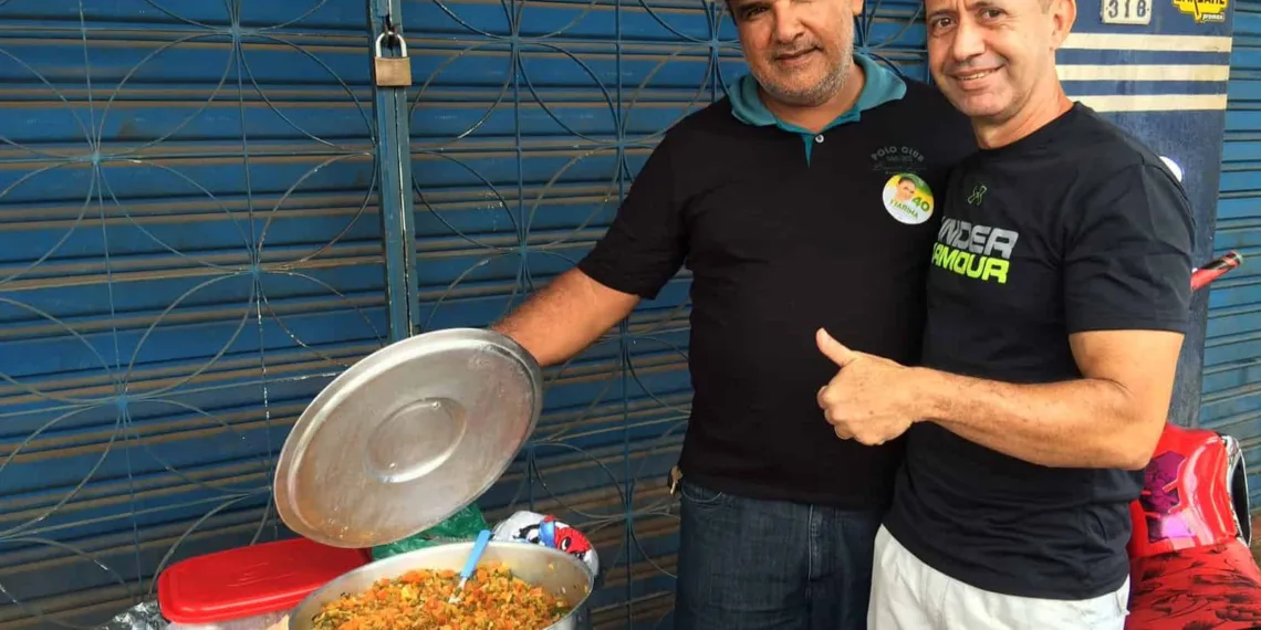 Vendedores ambulantes faturam renda extra durante eleição
