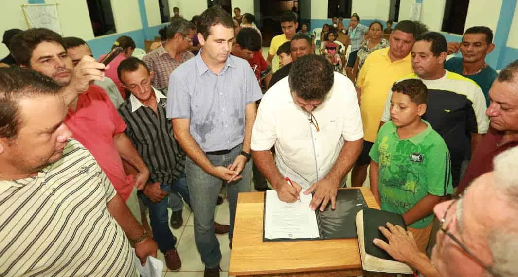 Prefeito Marcus Alexandre em parceria com a comunidade local, na sexta-feira
