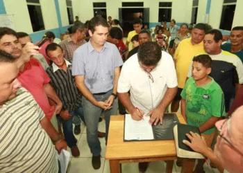 Prefeito Marcus Alexandre em parceria com a comunidade local, na sexta-feira