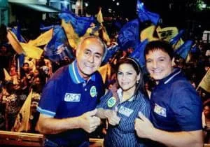 Bittar posa para foto em comício com Bocalom e Antonia Sales, a sua candidata à vice na Coligação Aliança por Um Acre Melhor