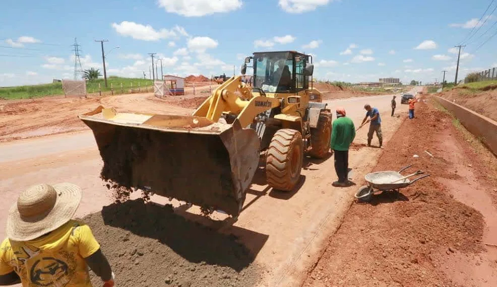 Máquina e operários em obra na periferia de Rio Branco