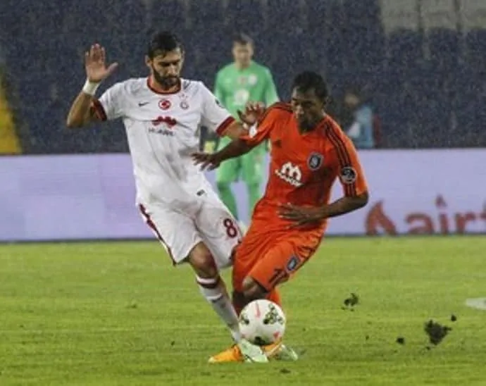 O meia-atacante acreano Doka Madureira fez um dos gols do Istambul em cima do Galatasaray, no futebol turco