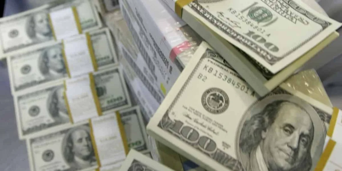 Dólar sobe mais de 2% e volta a superar R$ 2,45 no pregão