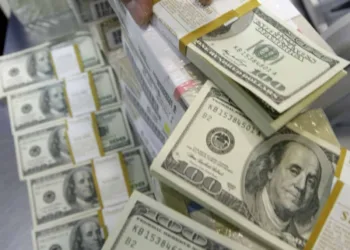 Dólar sobe mais de 2% e volta a superar R$ 2,45 no pregão