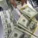 Dólar sobe mais de 2% e volta a superar R$ 2,45 no pregão