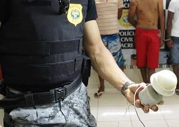 Policial mostra dispositivo que vigiava boca-de-fumo