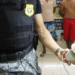 Policial mostra dispositivo que vigiava boca-de-fumo