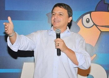 Candidato fala para militantes tucanos após 1º turno