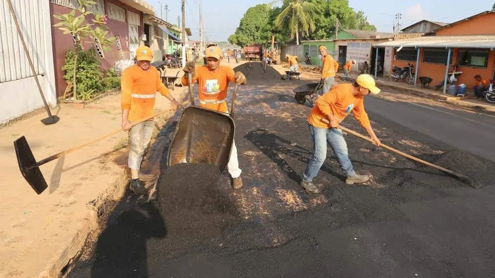 Em parceria com o Governo, Emurb asfalta ruas e faz drenagem na periferia