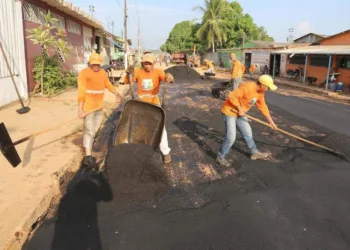 Em parceria com o Governo, Emurb asfalta ruas e faz drenagem na periferia