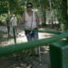 Frequentadora do parque utiliza guias para passear