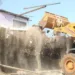 Trator remove escombros após residência ser demolida