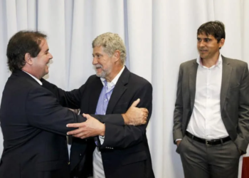 Governador Tião Viana ao lado de Guilherme Lacerda em reunião no Acre em 2012