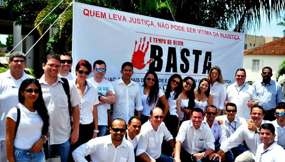 Oficiais de justiça fazem manifestação no Centro